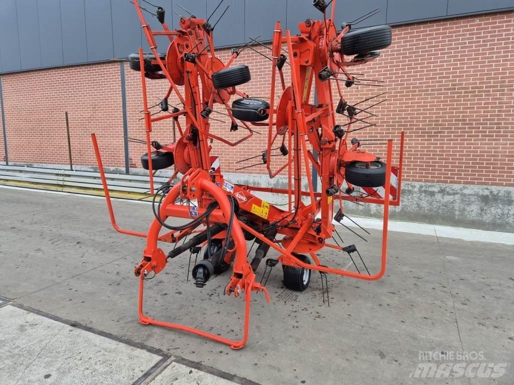 Kuhn 8702 Obraceče a shrabovače sena