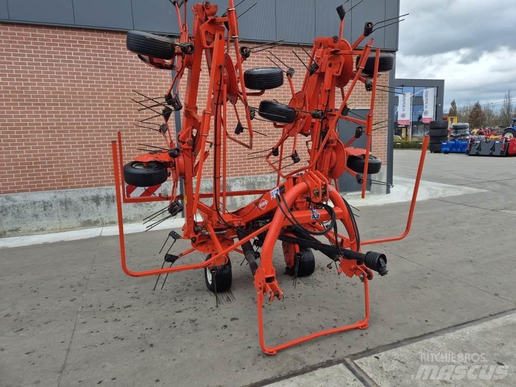 Kuhn 8702 Obraceče a shrabovače sena