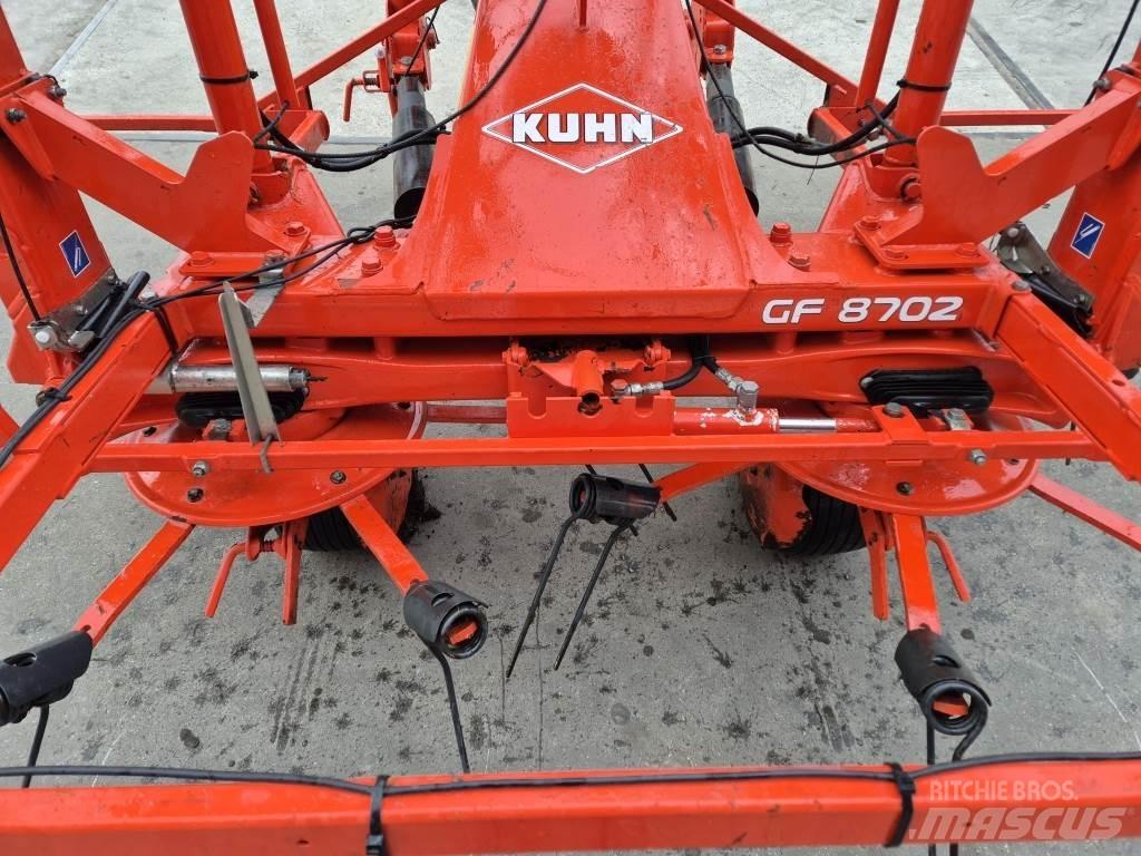 Kuhn 8702 Obraceče a shrabovače sena