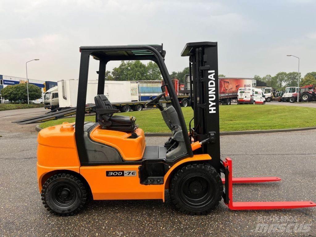Hyundai 30D-7E Diesel trucks