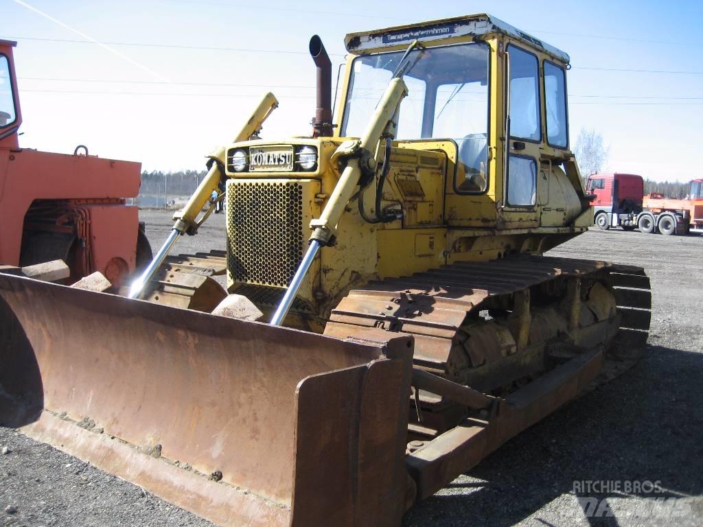 Komatsu D53P-16 Pásové dozery