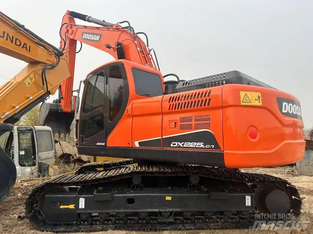 Doosan DX225LC-9C Pásová rýpadla