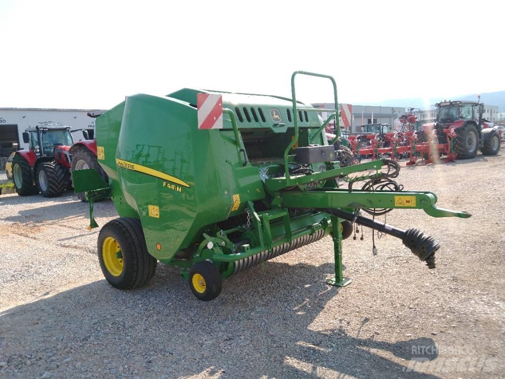 John Deere F441M Lis na válcové balíky