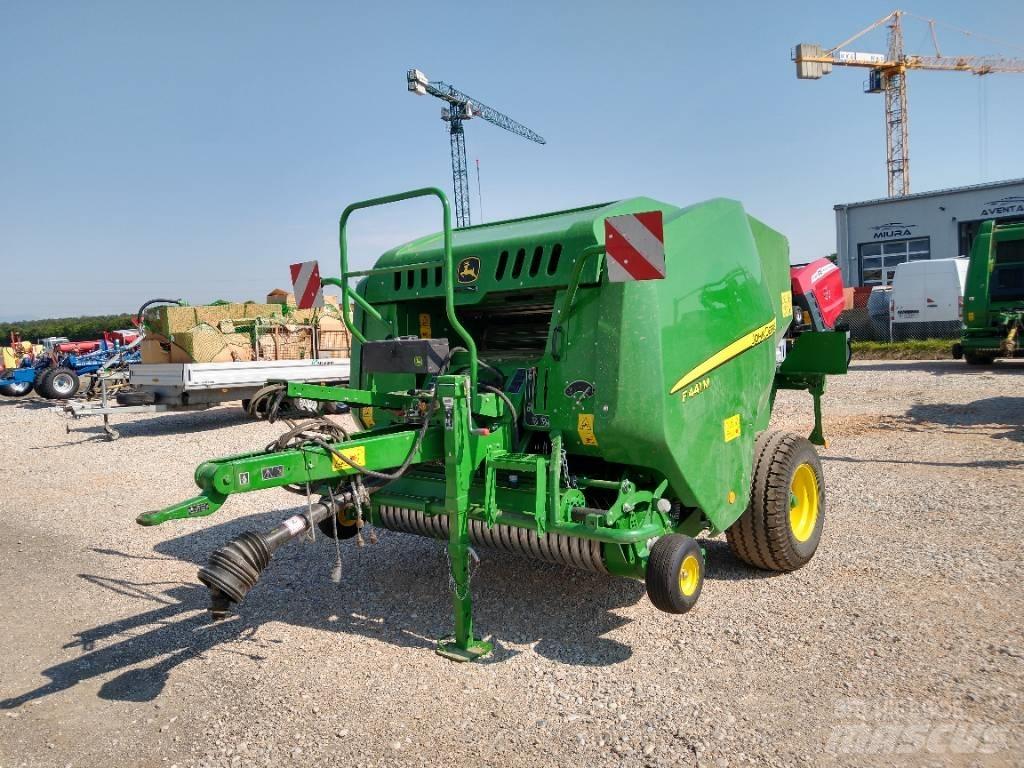 John Deere F441M Lis na válcové balíky
