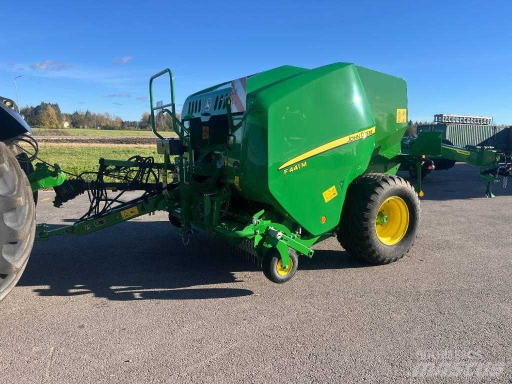 John Deere F441M Lis na válcové balíky