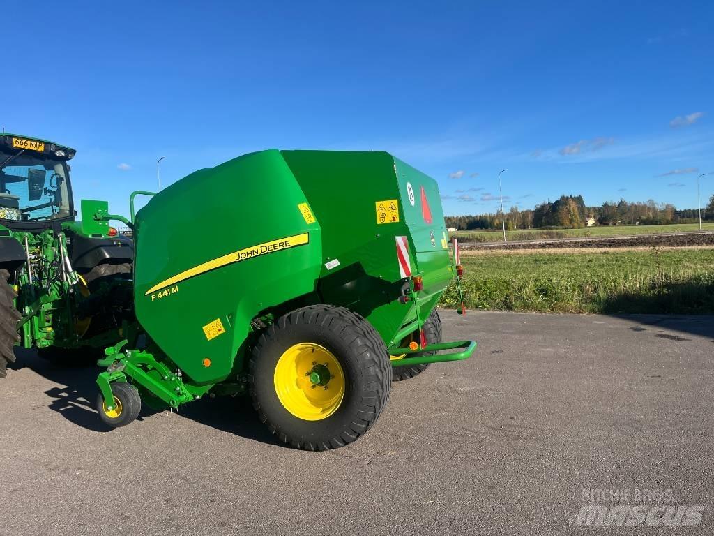 John Deere F441M Lis na válcové balíky