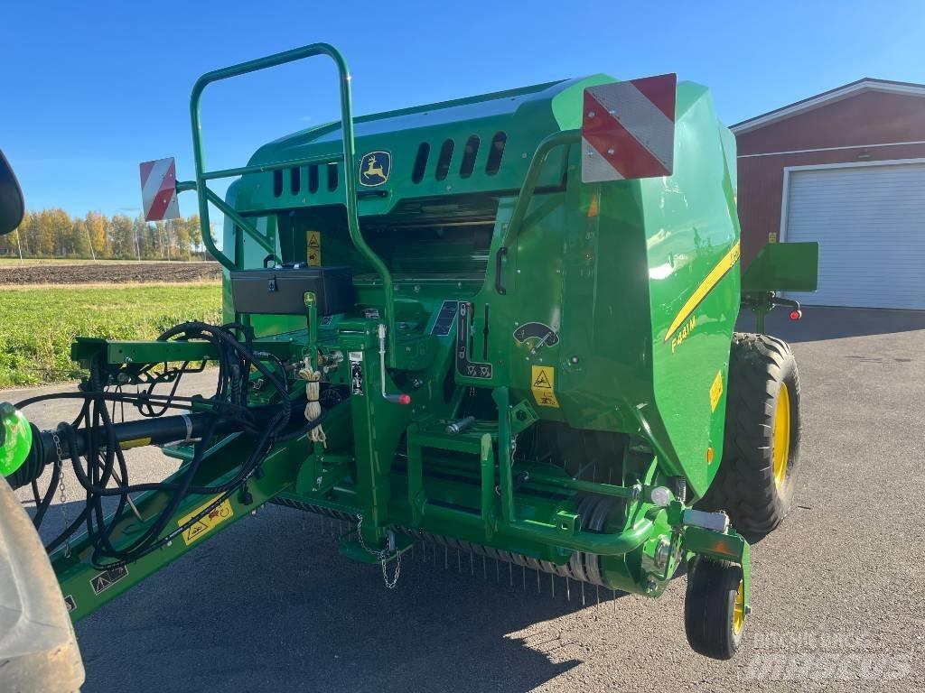John Deere F441M Lis na válcové balíky