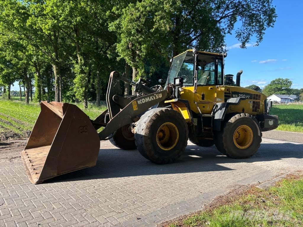 Komatsu WA250-6 Kolové nakladače