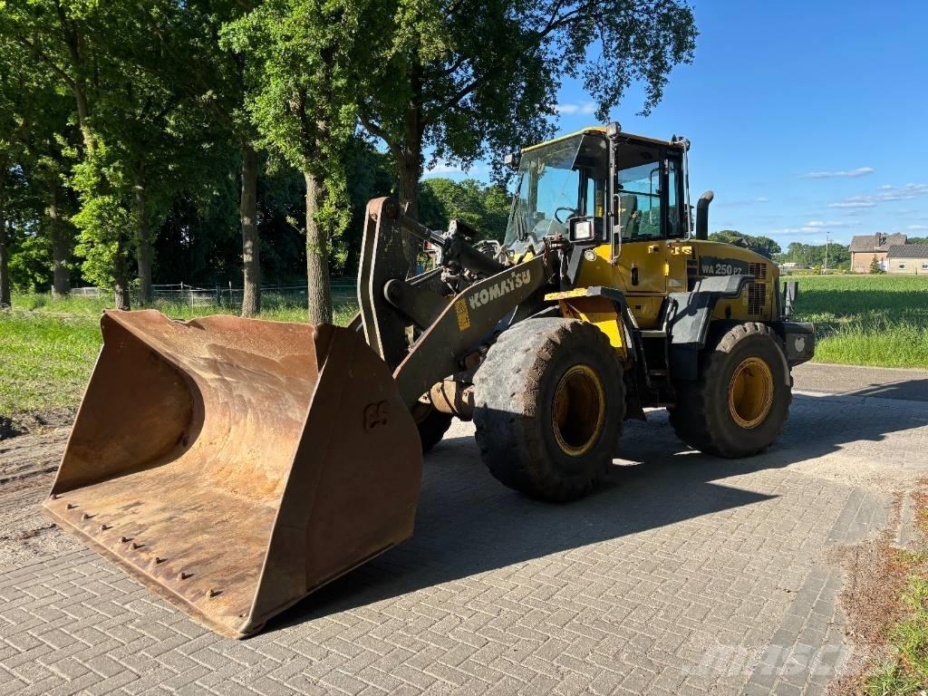 Komatsu WA250-6 Kolové nakladače