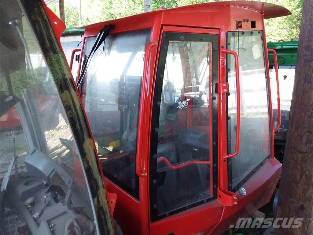 Komatsu 895 Kabiny a interiér