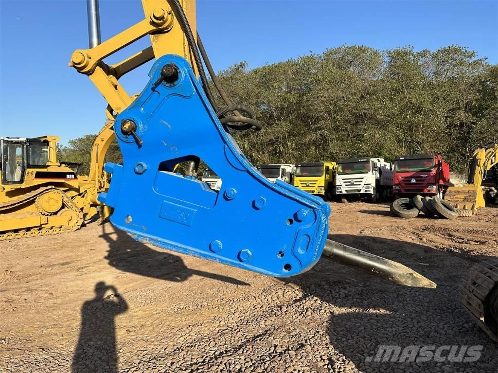 CAT 320 D L Pásová rýpadla