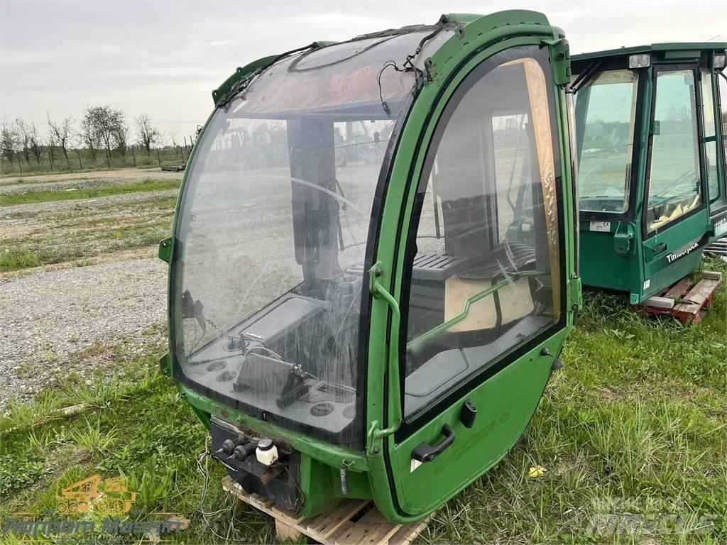 John Deere 1470E Kabiny a interiér