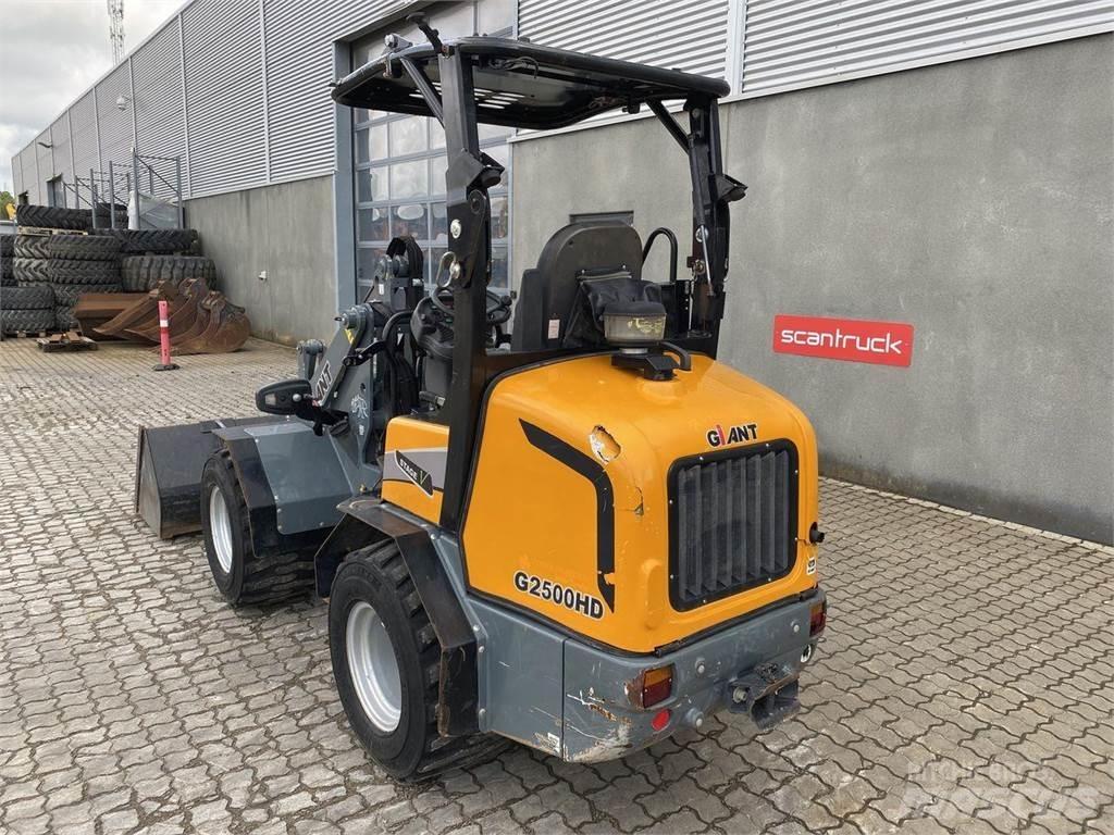 GiANT G2500HD Víceúčelové nakladače