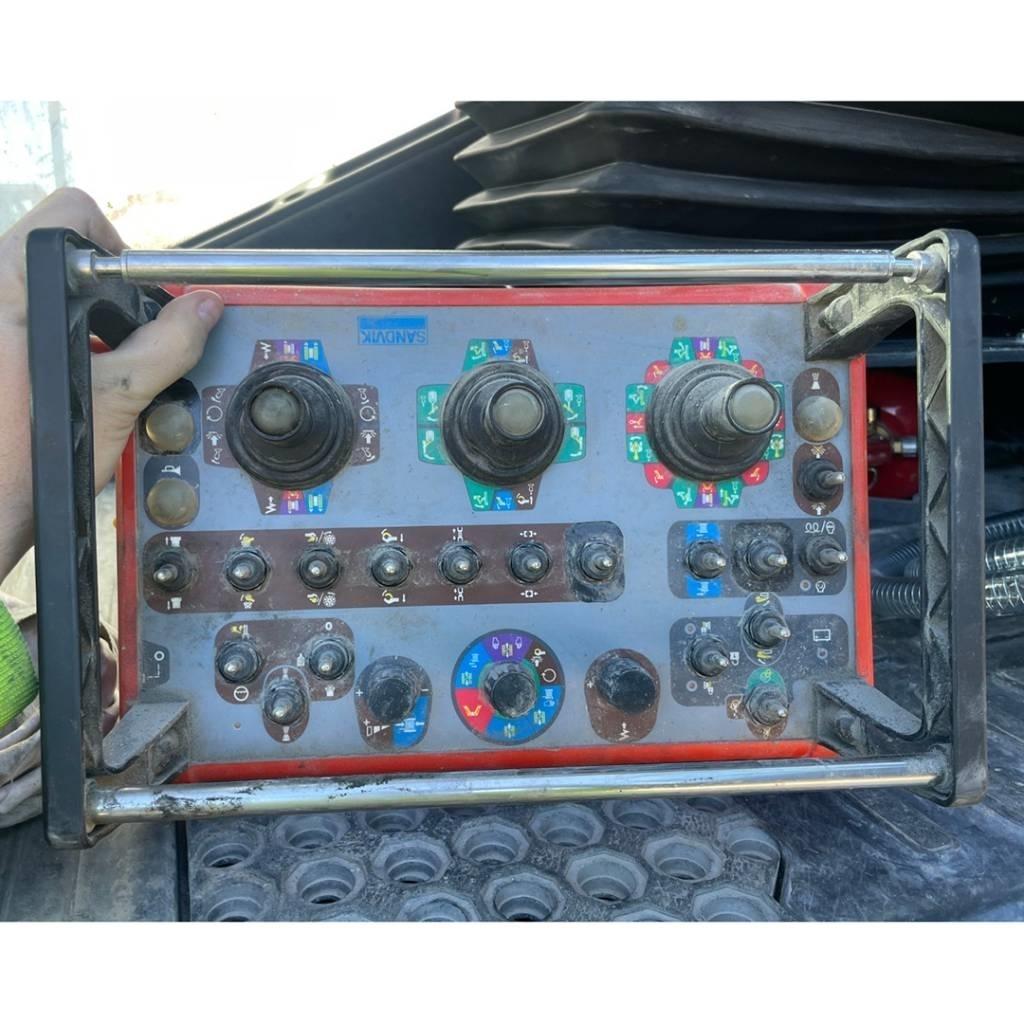 Sandvik DX800i Povrchové vrtací stroje