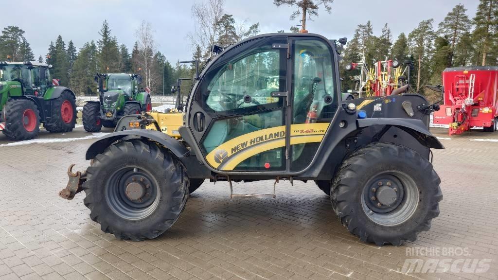 New Holland TH 7.42 Teleskopické manipulátory