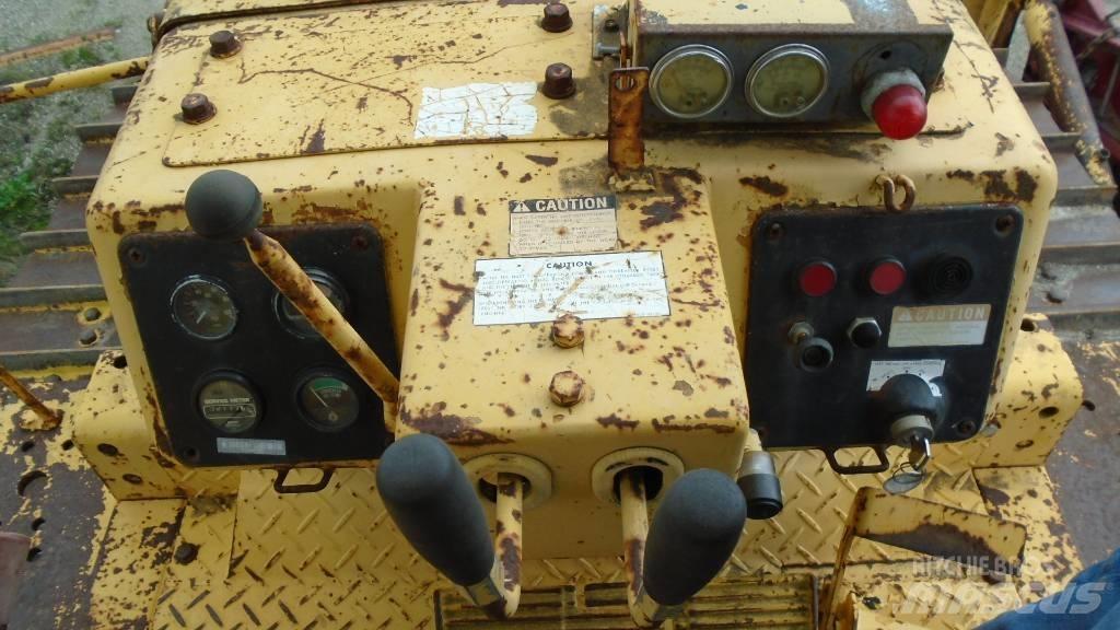 Komatsu D 68 E-1 Pásové dozery