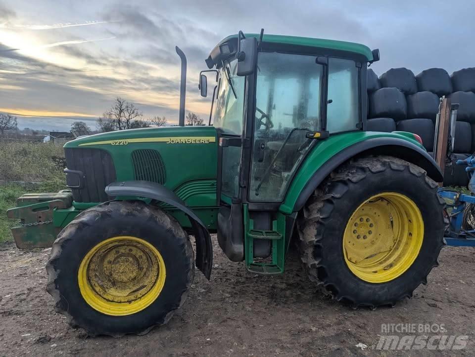 John Deere 6220 SE Traktory