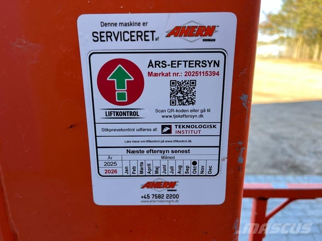JLG 1230 ES Vertikální sloupové výtahy