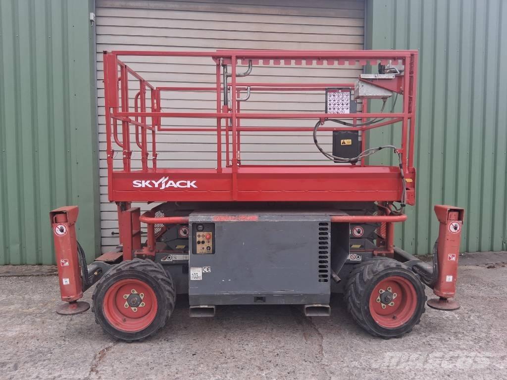 SkyJack SJ 6826 RT Nůžková zvedací plošina