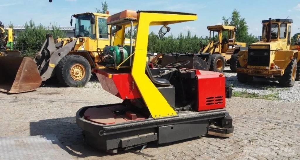 Tennant 528 Zametací stroje