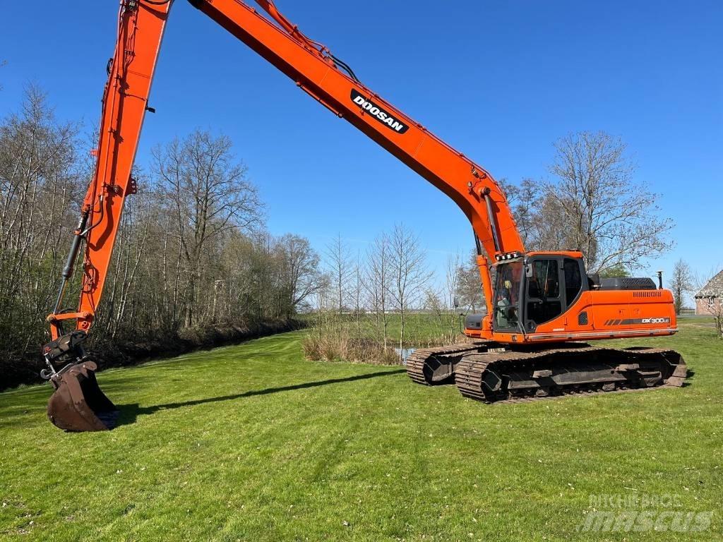Doosan DX 300 Pásová rýpadla