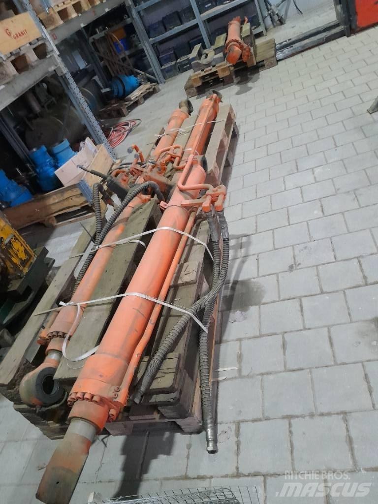 Hitachi ZX 210 Pásová rýpadla