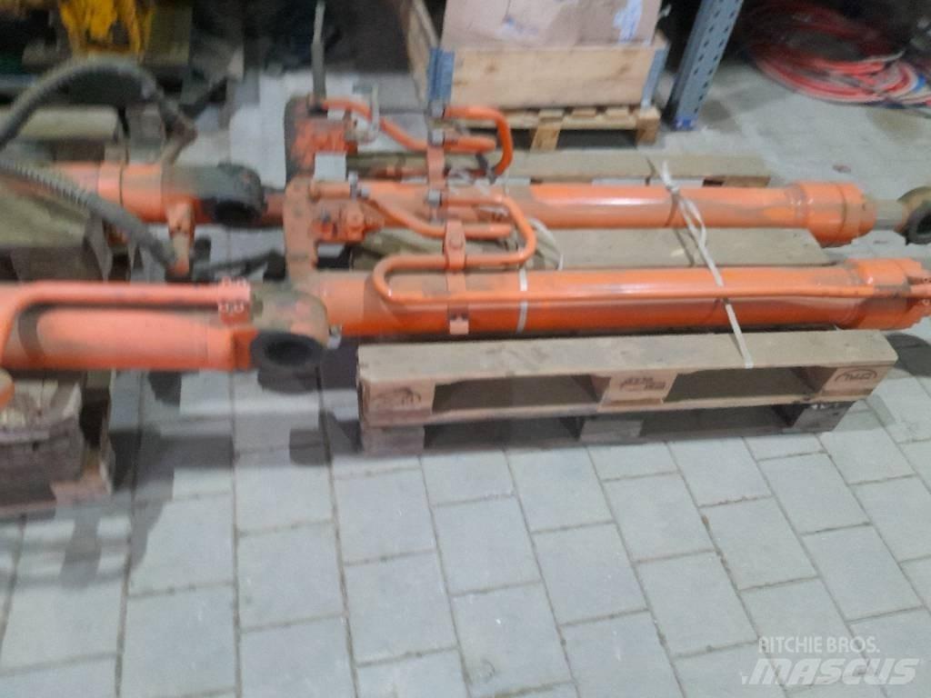 Hitachi ZX 210 Pásová rýpadla