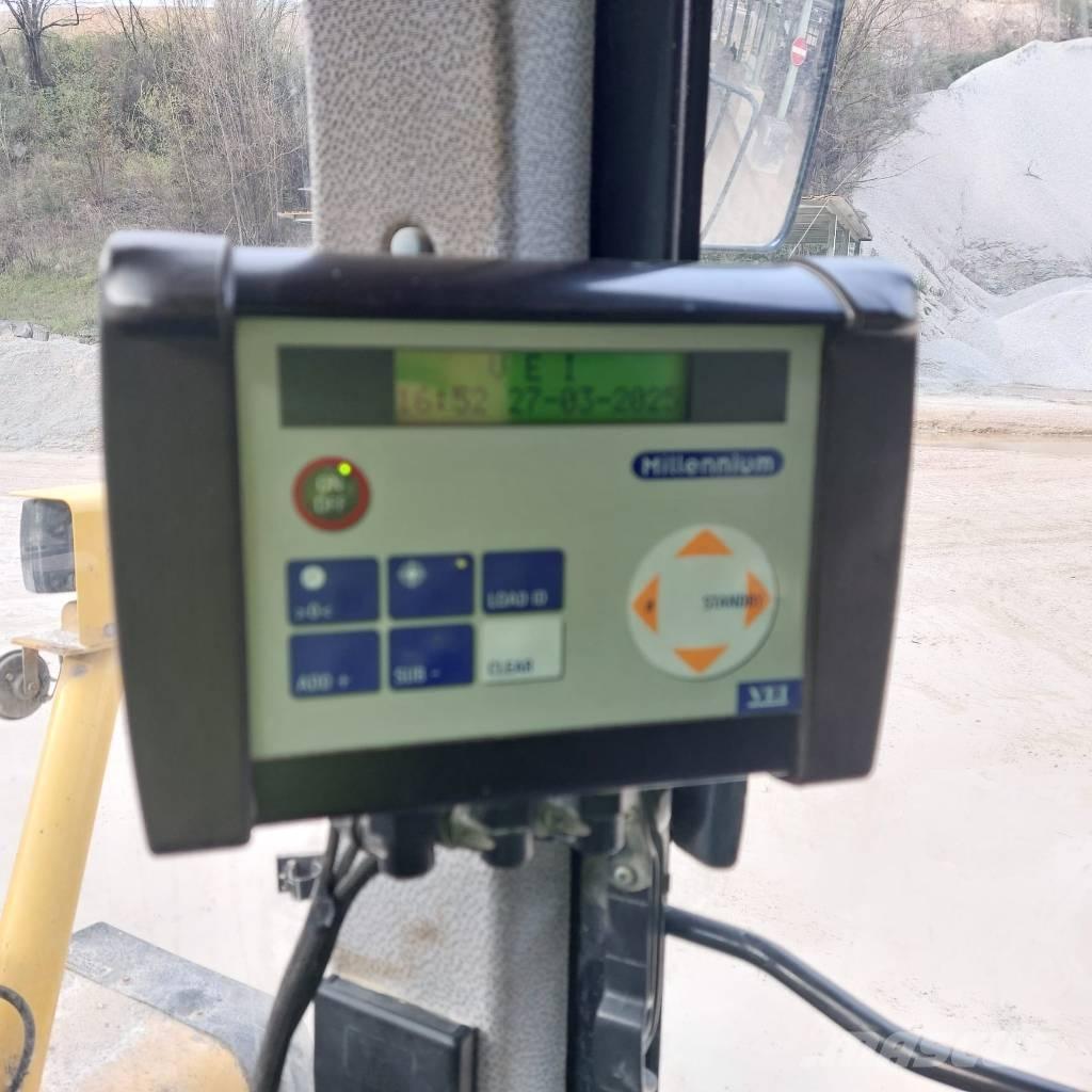 Komatsu WA 600-3 Kolové nakladače