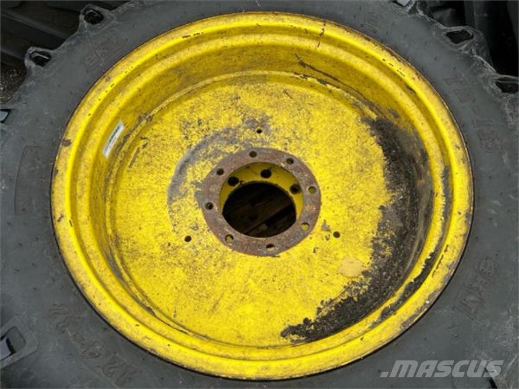 BKT 12.4-32 Pneumatiky, kola a ráfky