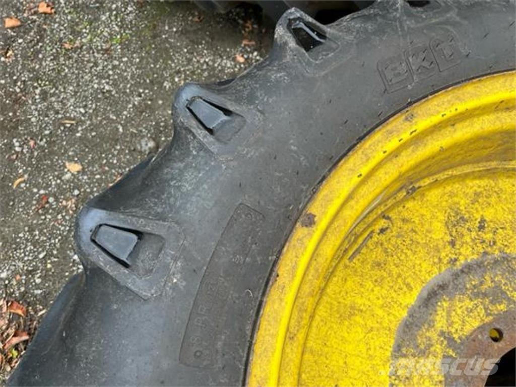 BKT 12.4-32 Pneumatiky, kola a ráfky