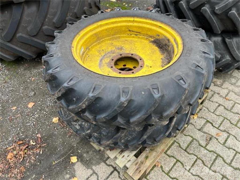 BKT 12.4-32 Pneumatiky, kola a ráfky