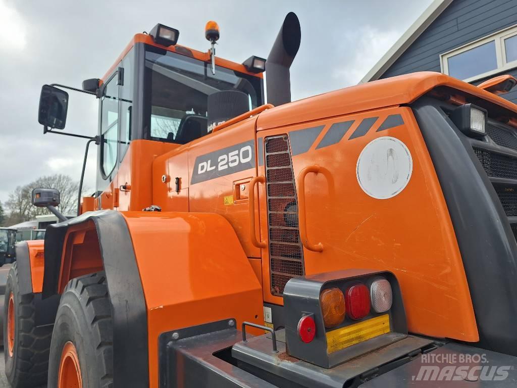 Doosan DL250 Kolové nakladače
