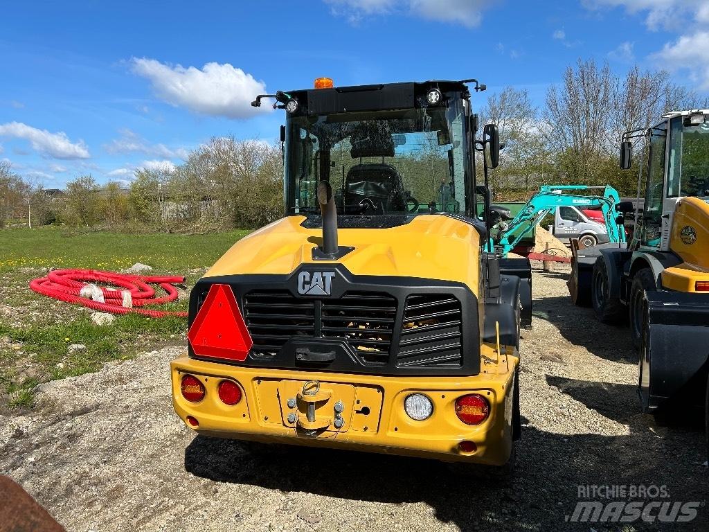 CAT 906 Kolové nakladače