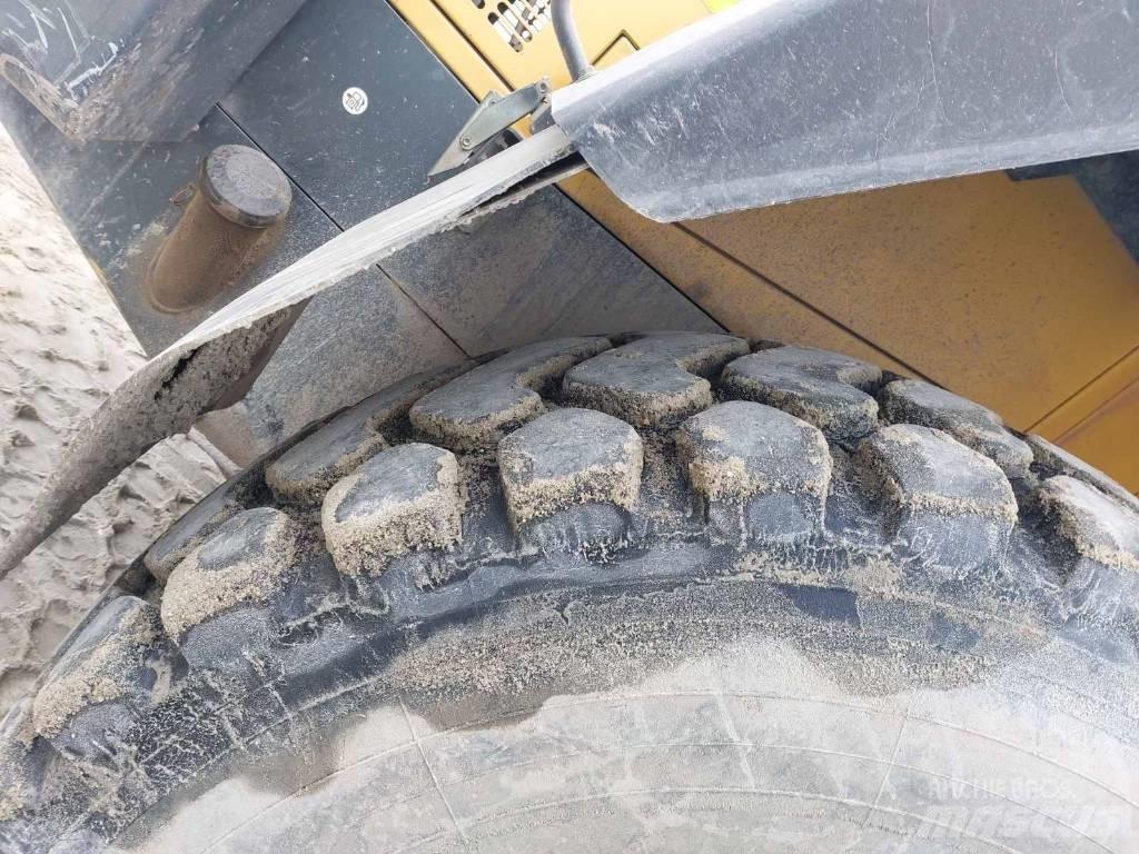 Komatsu WA380-5 Kolové nakladače
