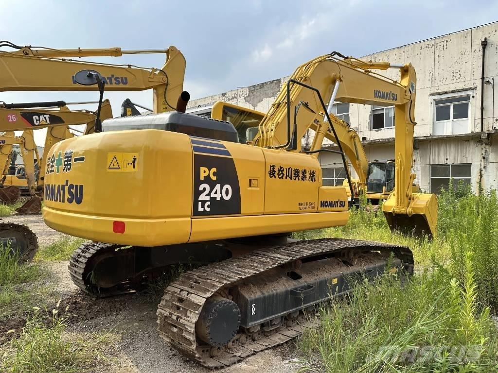 Komatsu PC240-8 Pásová rýpadla