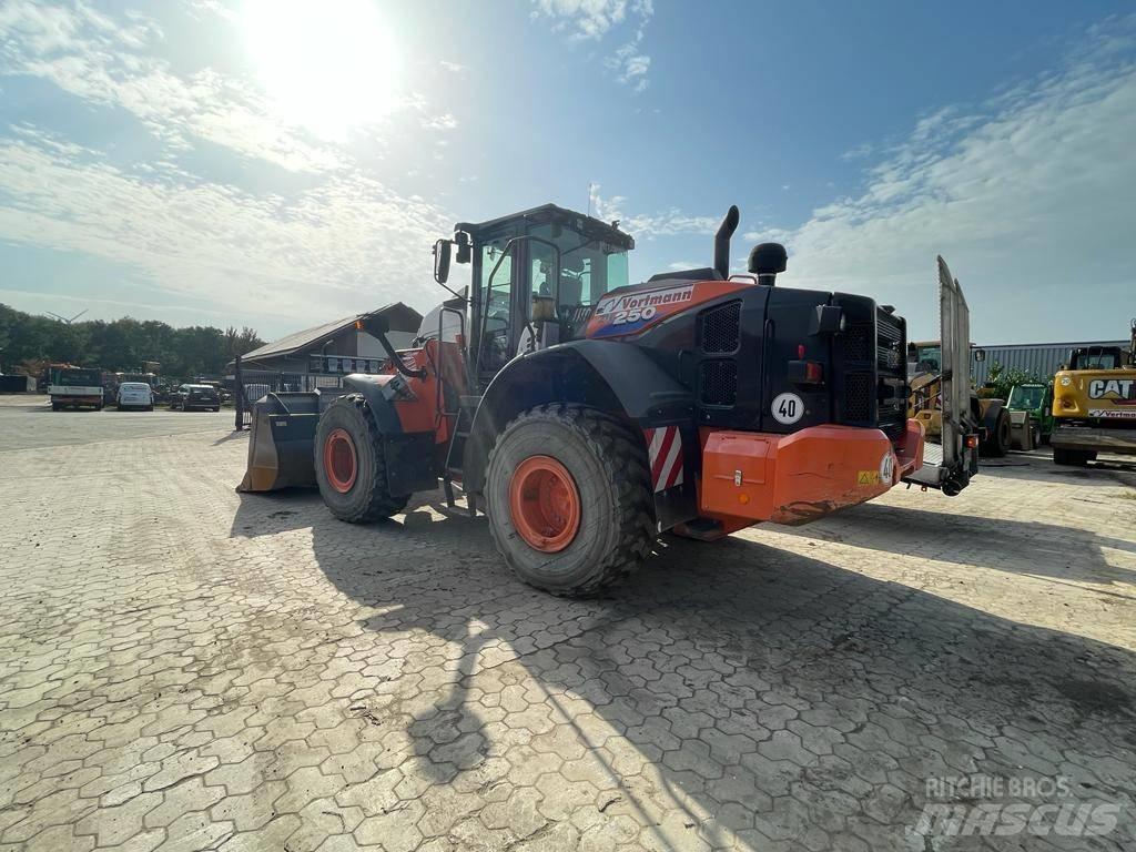 Hitachi ZW 250-6 Kolové nakladače