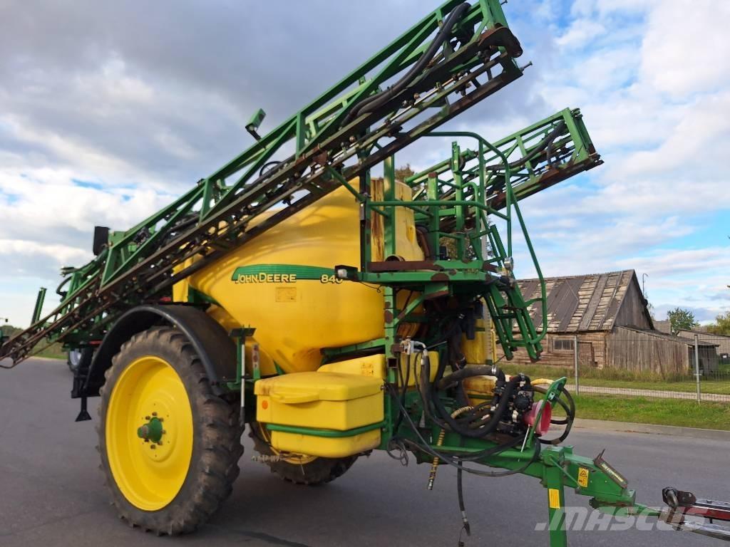 John Deere 840 Tažené postřikovače