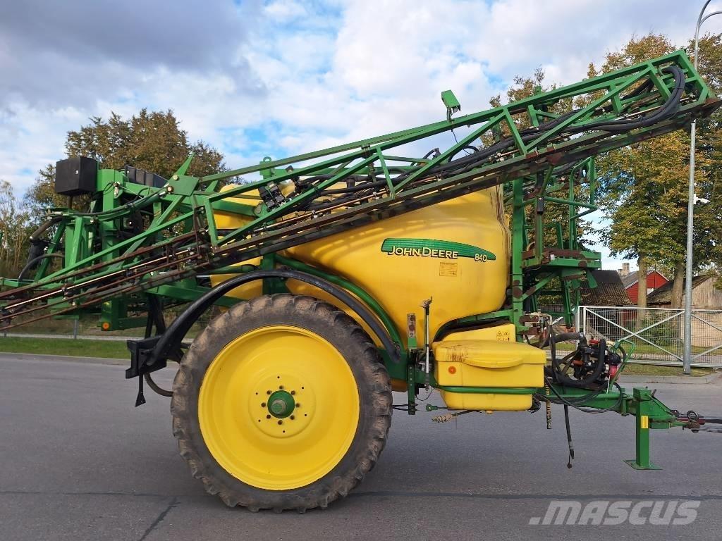 John Deere 840 Tažené postřikovače