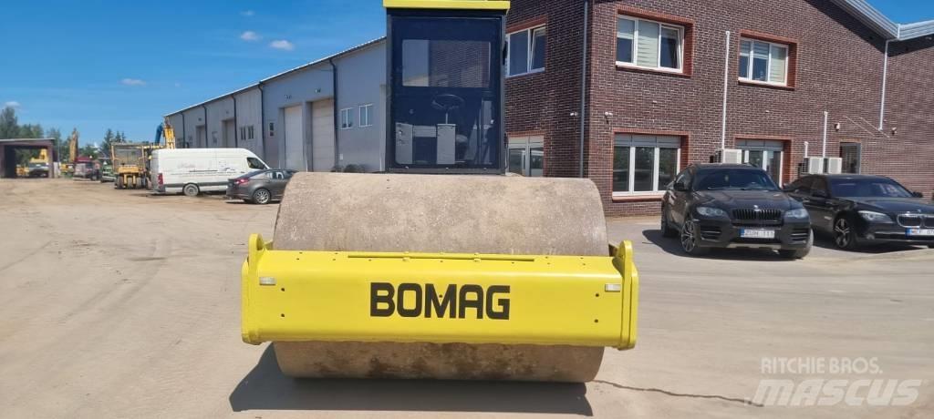 Bomag BW 211 D-3 Tahačové válce