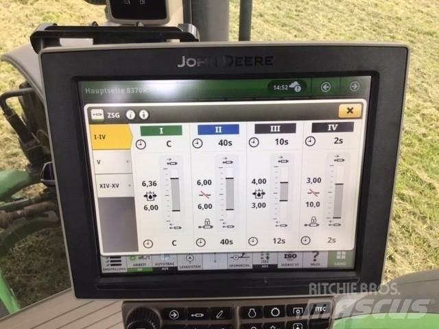 John Deere 8370R Traktory