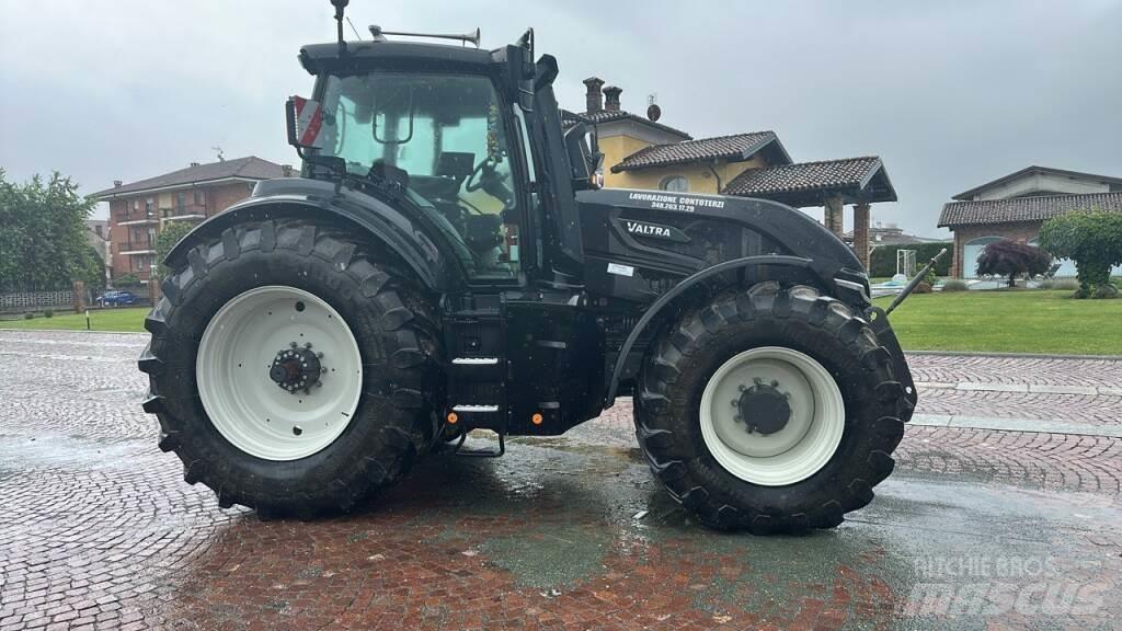 Valtra Q305 Traktory