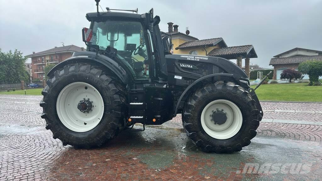 Valtra Q305 Traktory