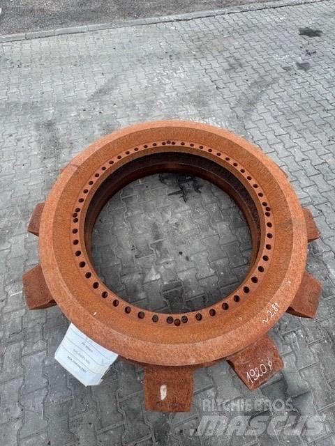 CAT 6040 SPROCKET Pásy, řetězy a podvozek