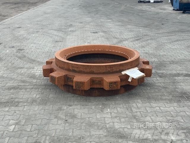 CAT 6040 SPROCKET Pásy, řetězy a podvozek