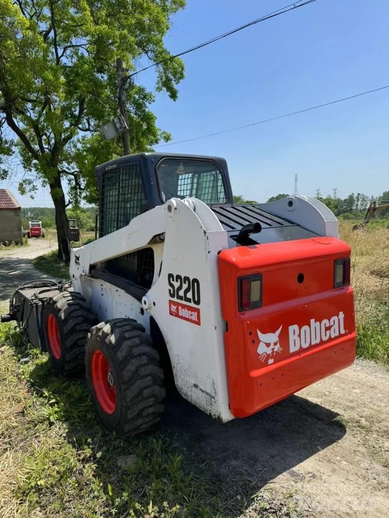 Bobcat S 220 Smykem řízené nakladače