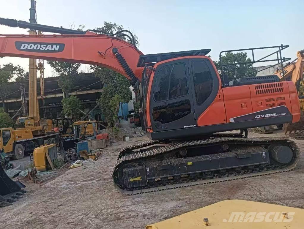 Doosan DX 225 Kolové nakladače