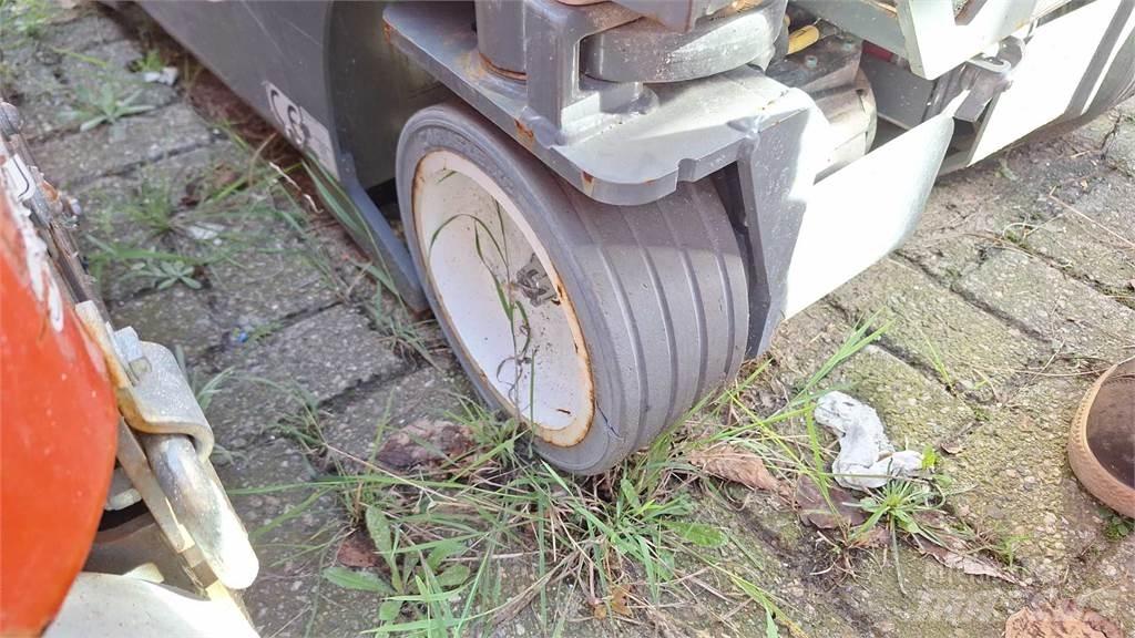 SkyJack SJ12 Další zvedače a plošiny