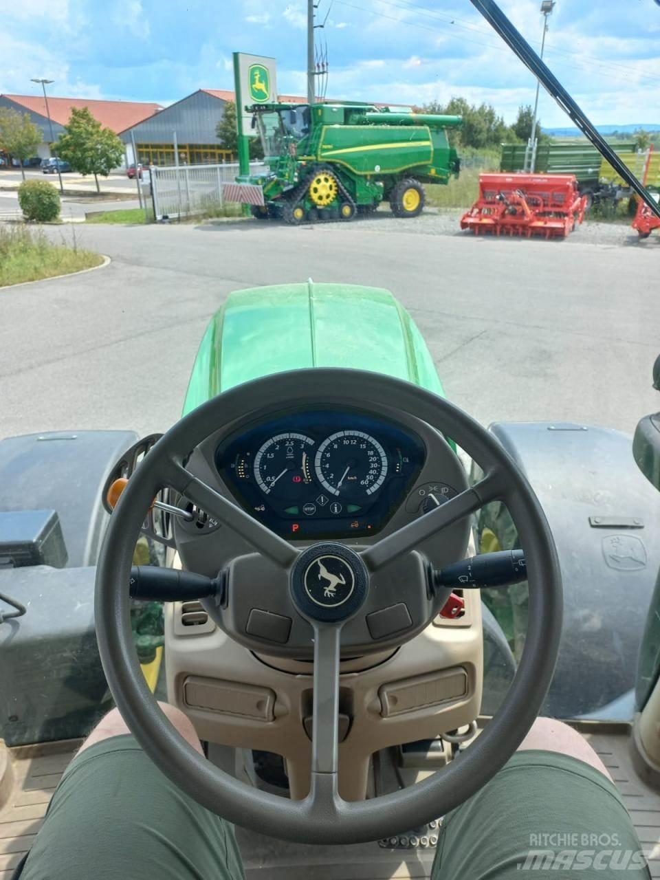 John Deere 6215R Traktory