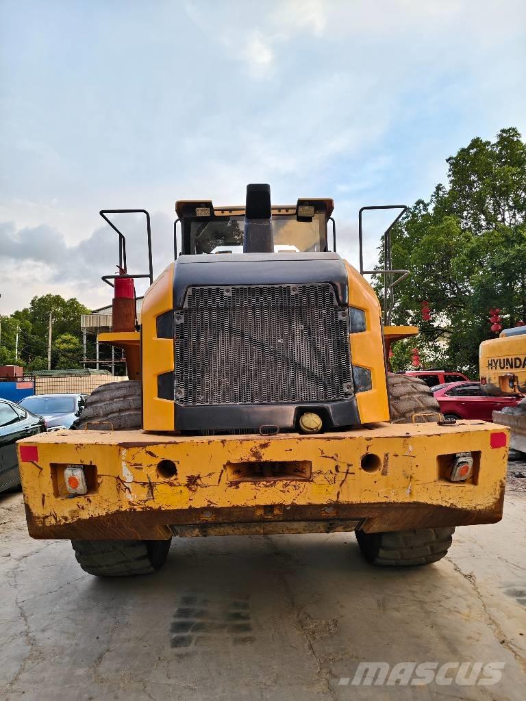 Volvo L 120 Kolové nakladače