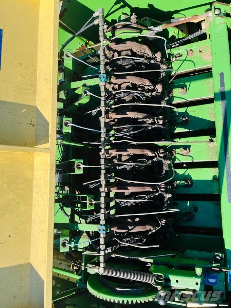 Krone Big Pack 12130 Lis na hranaté balíky